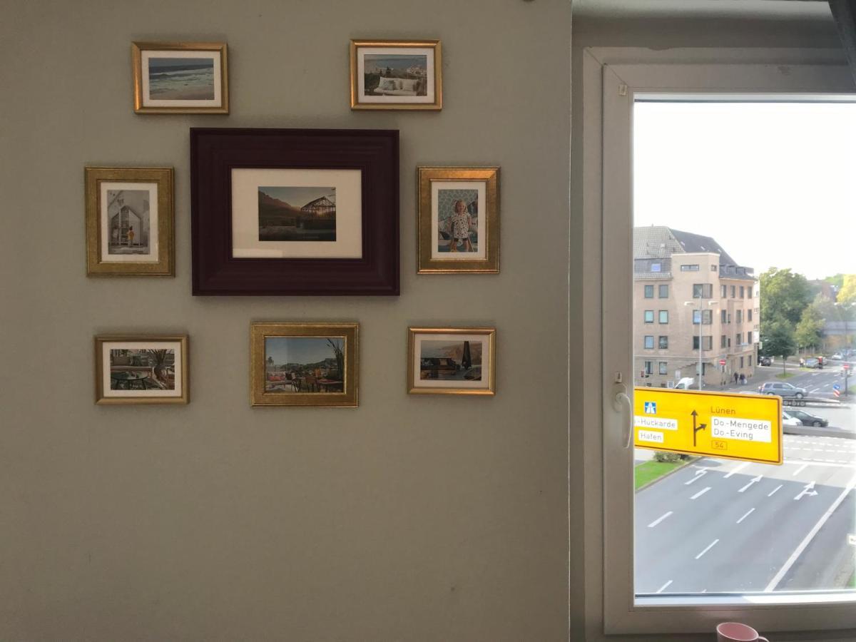 דורטמונד Tm Aparts מראה חיצוני תמונה A window with a yellow sticker